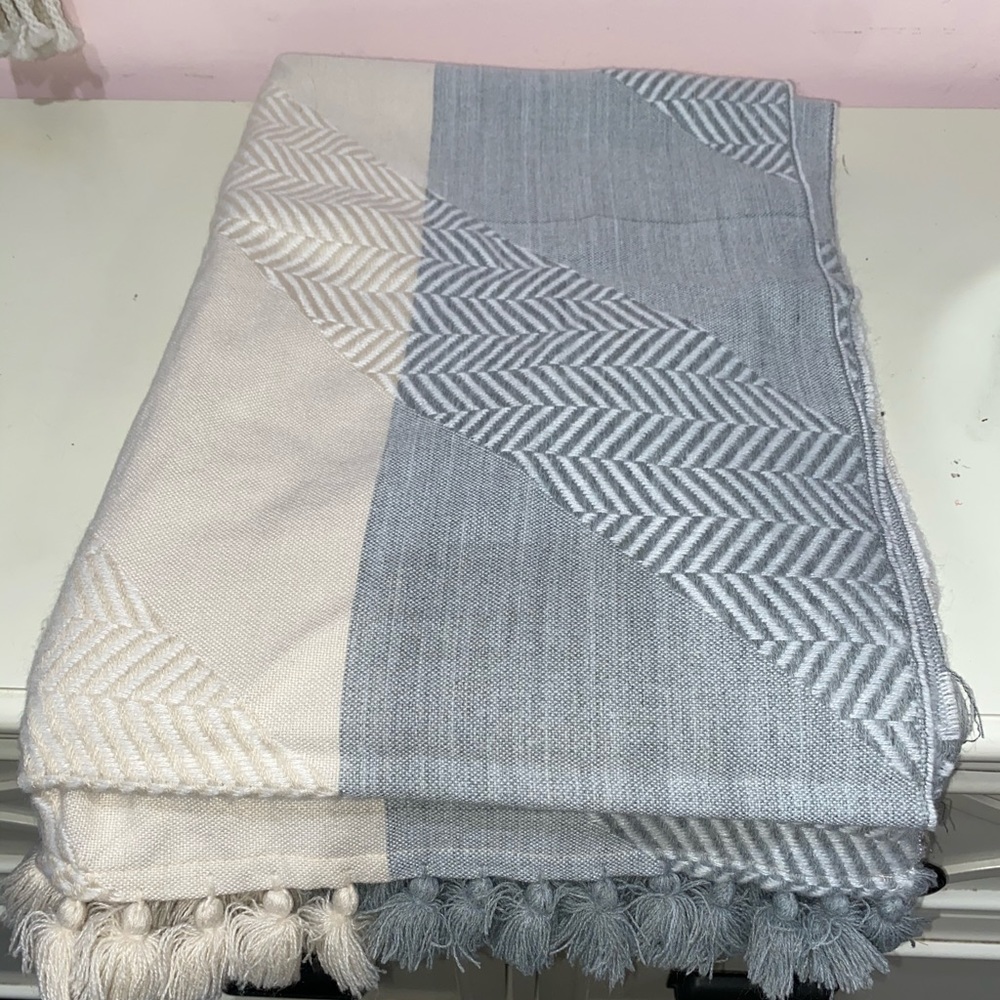 Vince camuto scarf never worn